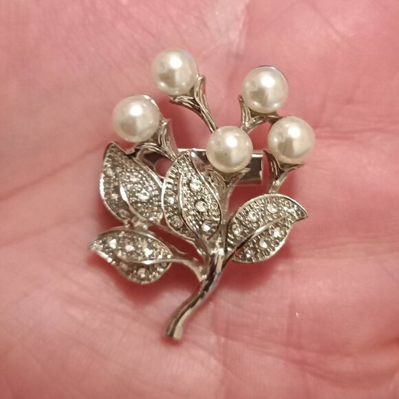Elegant Pearl and Silver Tone Brooch - Picture 3 of 5
